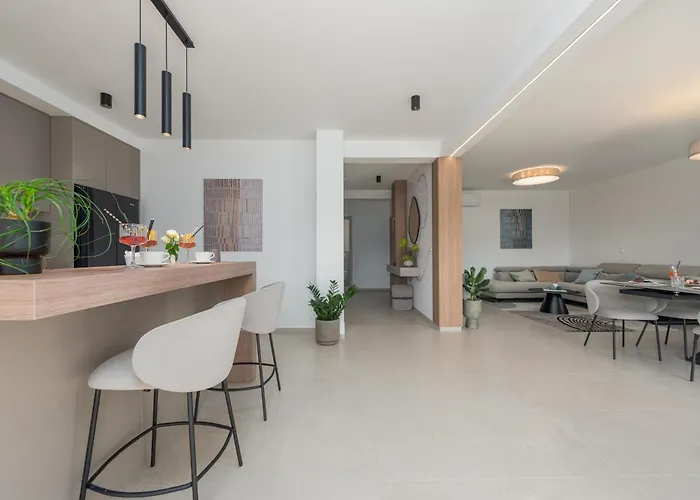 Modern 4br Private - Pool, Jacuzzi, Gaming * ביבינייה