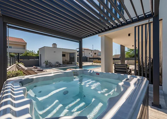 Modern 4br Private - Pool, Jacuzzi, Gaming וילה ביבינייה
