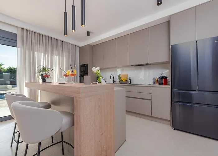 Modern 4br Private - Pool, Jacuzzi, Gaming *