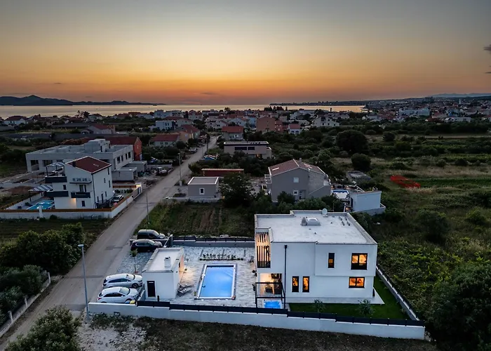 Modern 4br Private - Pool, Jacuzzi, Gaming וילה