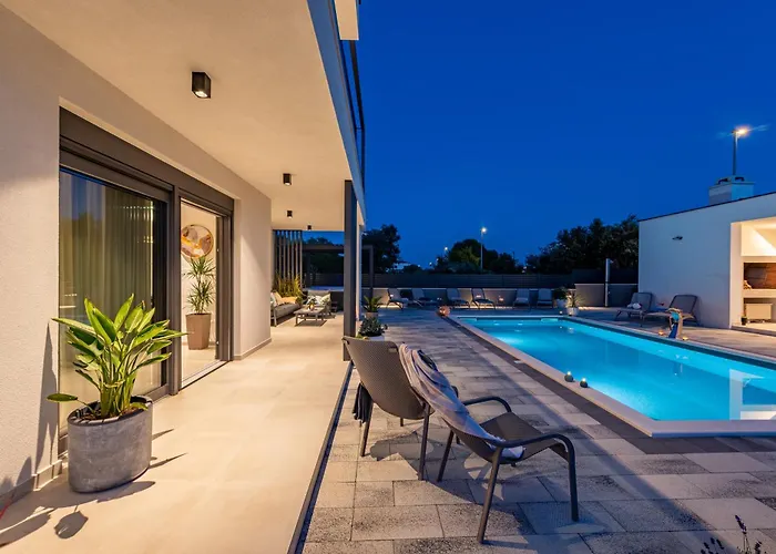 Modern 4br Private - Pool, Jacuzzi, Gaming וילה *